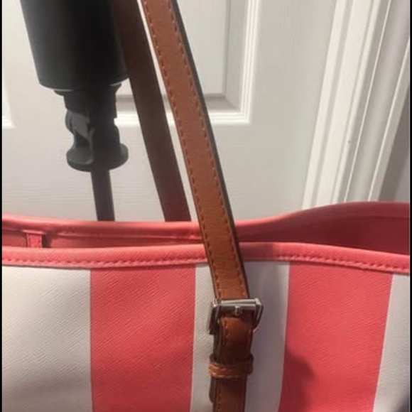 Michael Kors Jet Set Medium Striped Travel Tote in Coral White. - Picture 5 of 9
